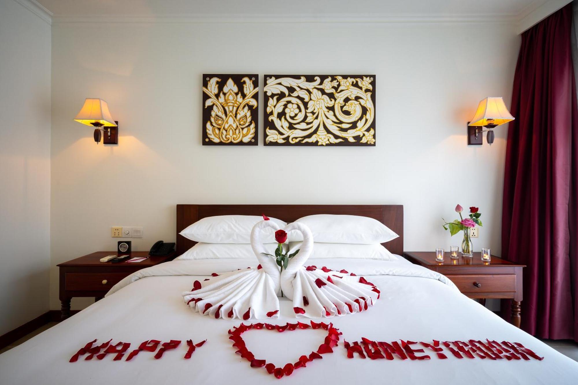 Sala Siem Reap Hotel الغرفة الصورة A bed decorated for Valentine's Day